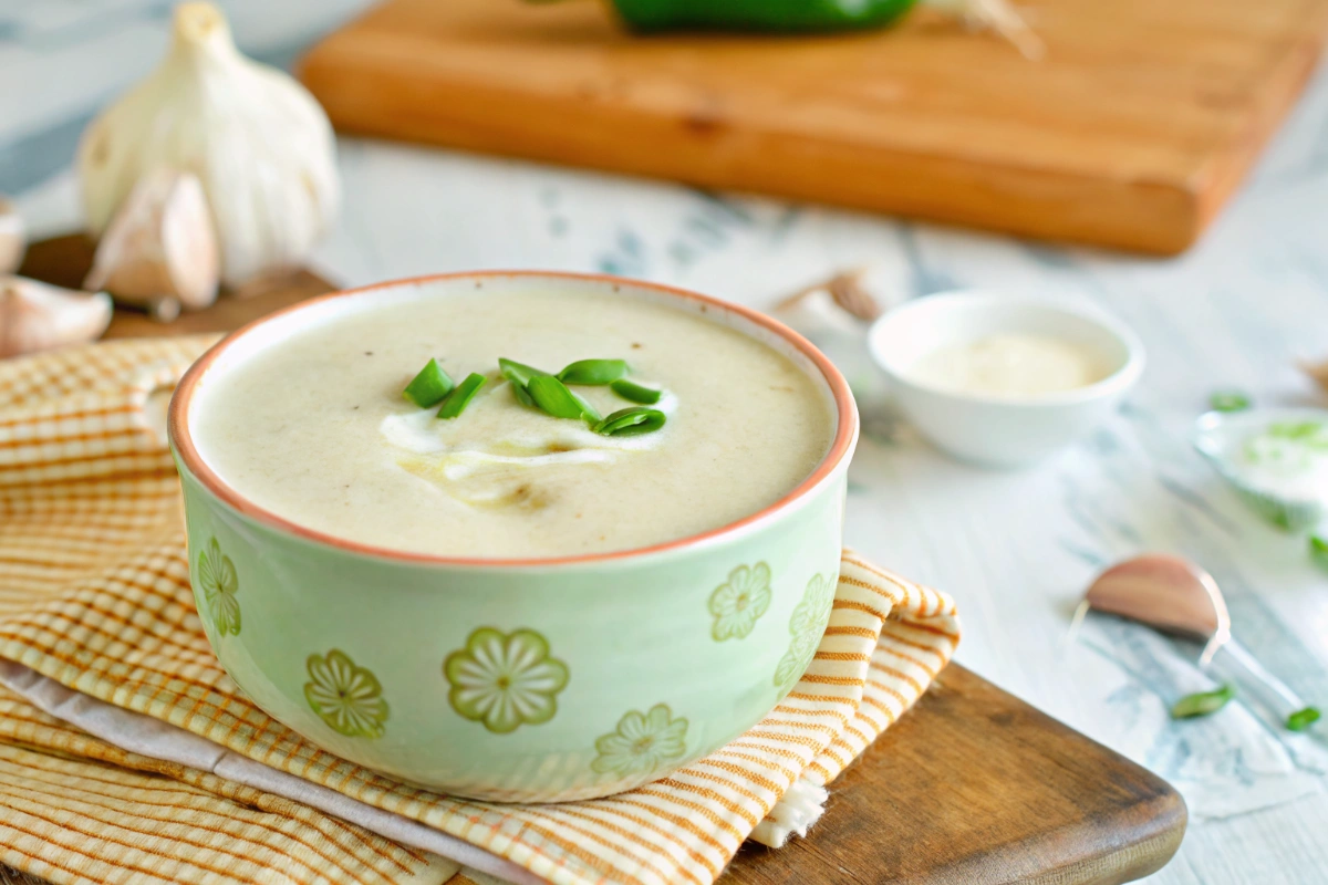 15-Minute Creamy Garlic Soup