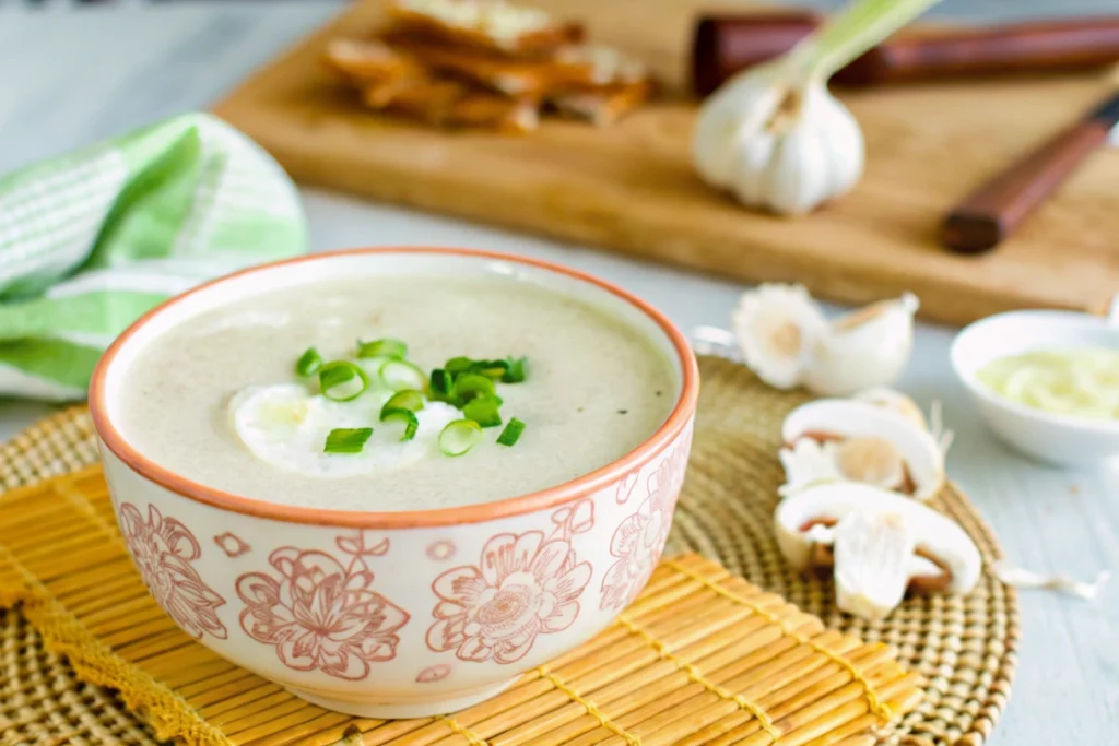 15-Minute Creamy Garlic Soup