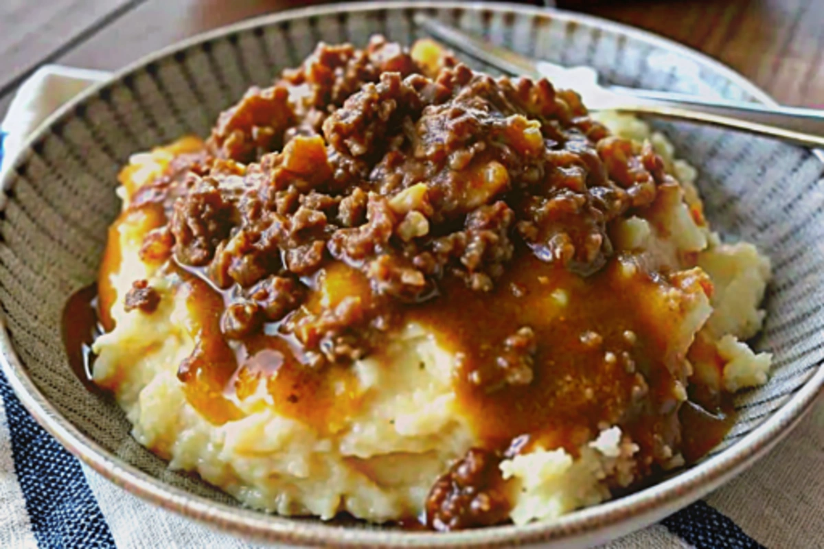 Mashed Potatoes with Ground Beef Gravy